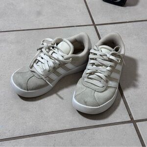 Adidas Kids Girls Beige/White Suede VL Court 3.0 Shoes‎ size 13K.